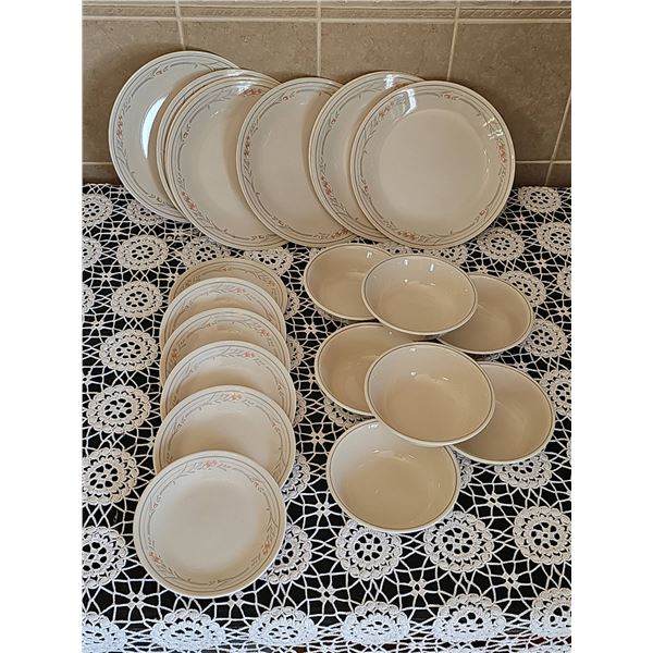 Noritake Glenrose 16-Piece Stoneware Dinnerware Set USA