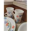 Image 3 : Corelle Tulip Pattern 20-Piece Dinnerware Set