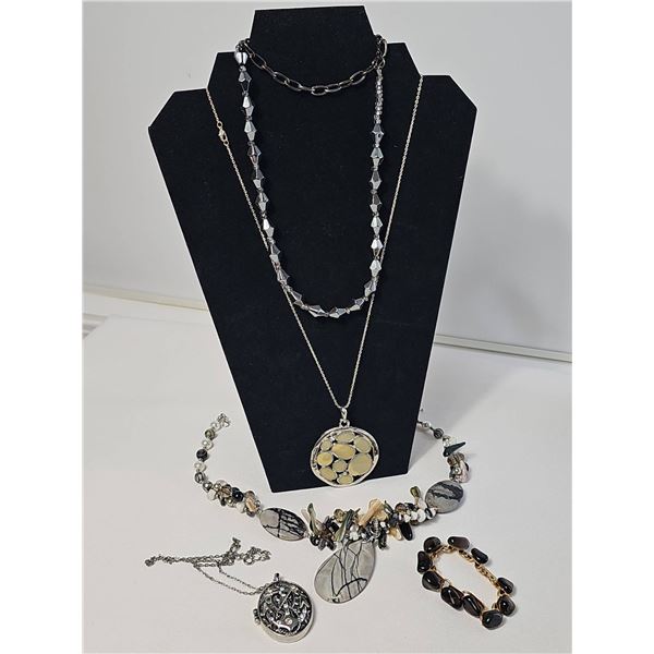 Costume Necklace and Bracelet Jewellery Lot