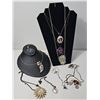 Image 7 : Costume Jewellery Necklaces and Brooches Lot