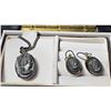 Image 3 : Cameo Necklace and Earring Set in Black Jewelry Box