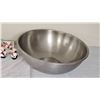 Image 3 : Stainless Steel Mixing Bowl and Chef Themed Spice Jars Set