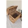 Image 3 : Ceramic Figurines with Wicker Basket