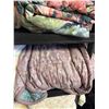Image 4 : 9 Assorted Fabric Comforters