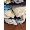 Image 5 : 9 Assorted Fabric Comforters
