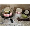 Image 4 : Kitchenware: Mixing Bowls, Colander, Pyrex, Game Boards