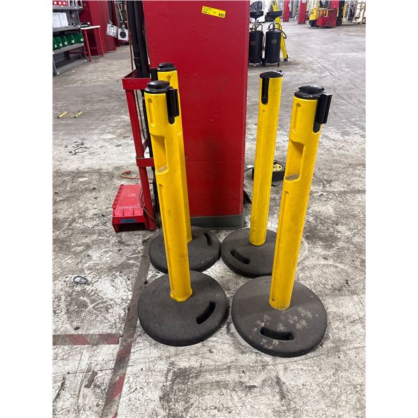 L2 - Group of 4 plastic stanchions