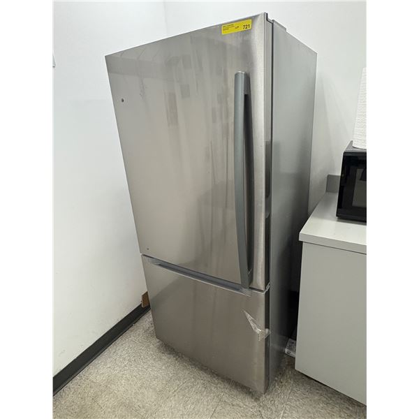 L2 - MC Commercial Freestanding Refrigerator-Freezer - MDE19DSNKASS