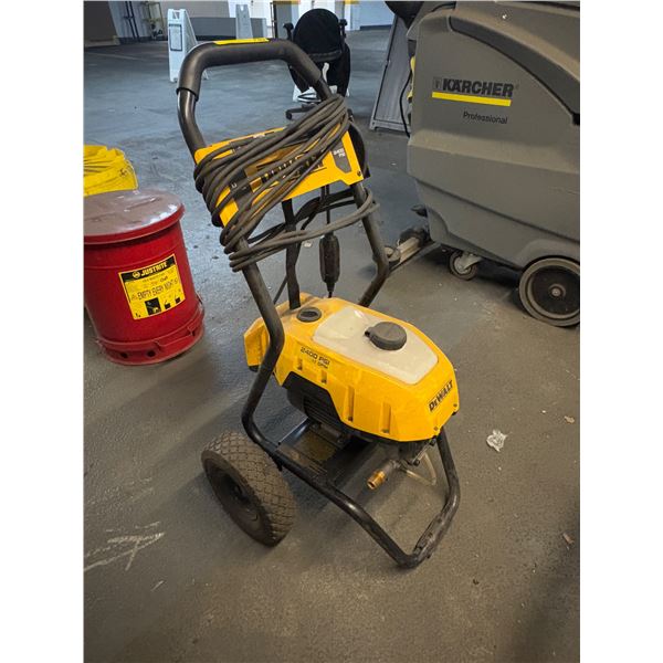 L2 - DeWalt 2400 PSI Pressure Washer with Coiled Hose