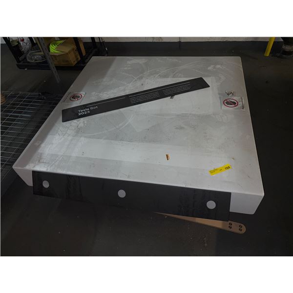L2 - Tesla Bot 2023 Display Stand and Platform Unit