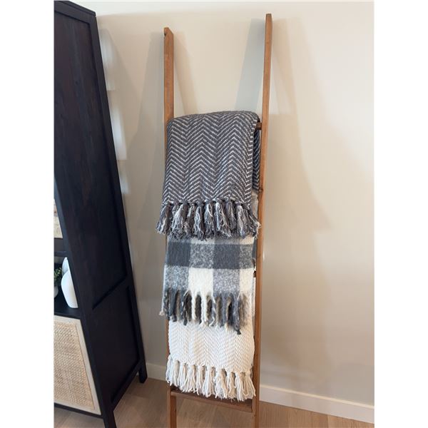 Wooden Ladder Blanket Rack With Three Throws