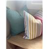 Image 3 : 4 Decorative Throw Pillows with Covers