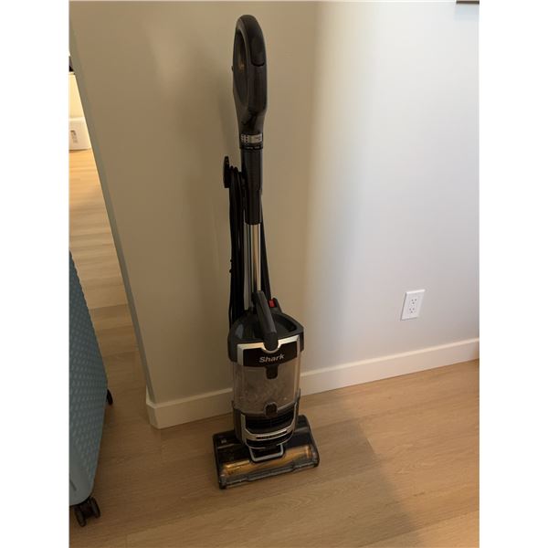 Shark Lift-Away Upright Vacuum Cleaner