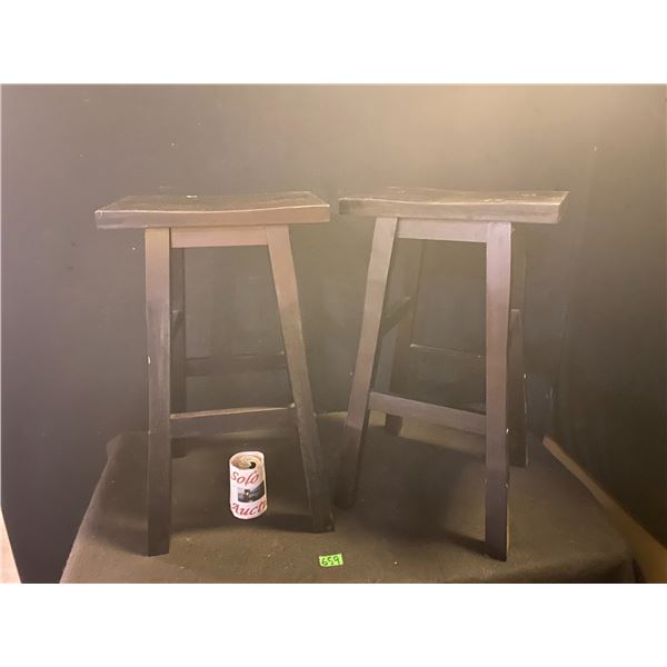 Set of 2 wooden bar stools