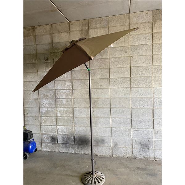 Outdoor patio umbrella