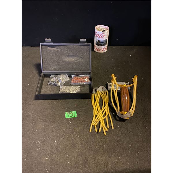 Sling shot set with carrying case