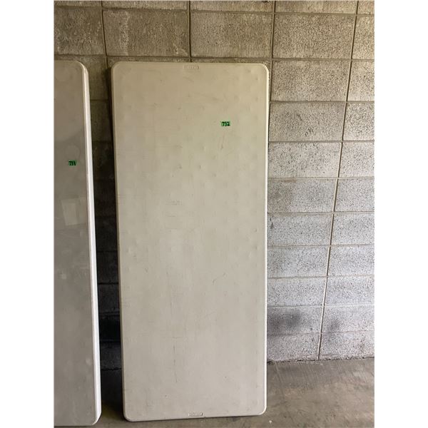 Folding table