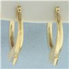 Image 2 : Crossover Ribbon Design Hoop Earrings in 14k Yellow Gold