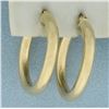 Image 2 : Tube Hoop Earrings in 14k Yellow Gold