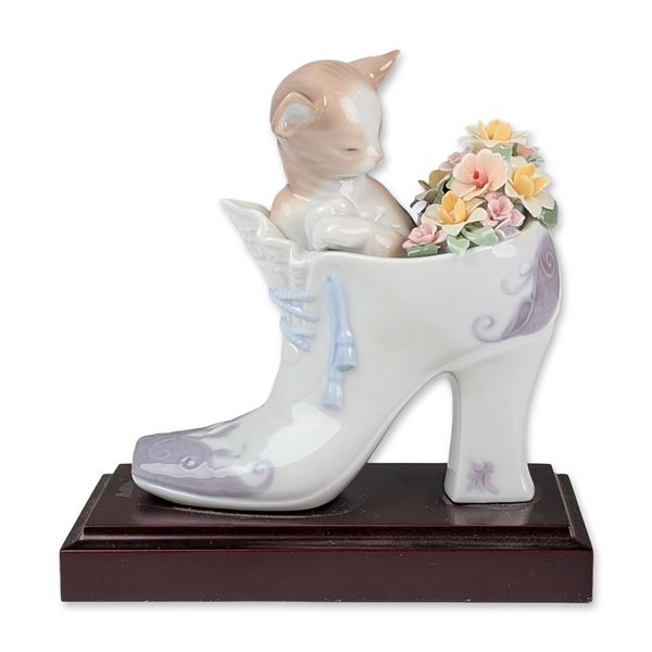 Lladro Porcelain Figurine,  A Cozy Fit 01006743