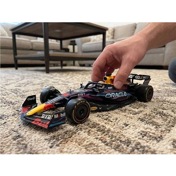 Bburago 1:18 Oracle Red Bull RB19 Model Car