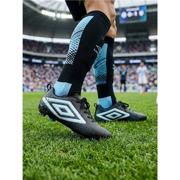 Umbro Soccer Cleats Black/Blue Size 3 Youth