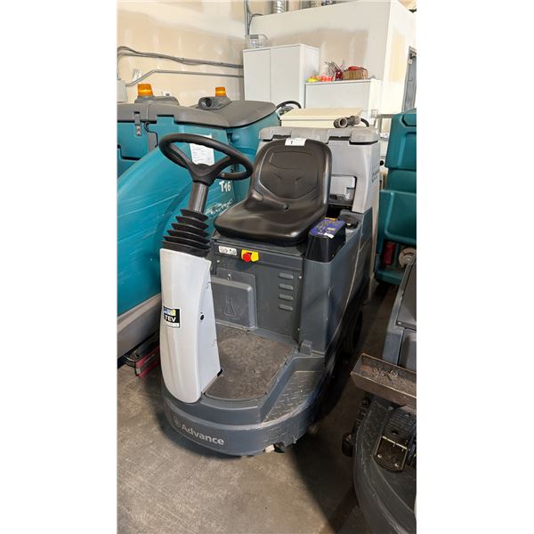 ADVANCE ES4000 TOTAL CARPET CARE SYSTEM 24V BATTERY-POWERED RIDE-ON MICRO-EXTRACTOR