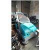 Image 2 : TENNANT S20 INDUSTRIAL COMPACT RIDE-ON FLOOR SWEEPER