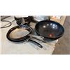 Image 3 : BLACK WOK, STAINLESS FRYING SKILLETS, SAUCEPANS, WIRE RACKS, LOAF PANS