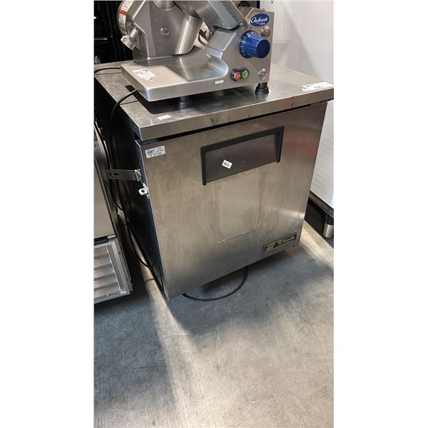 TRUE MANUFACTURING COMMERCIAL REACH-IN REFRIGERATOR