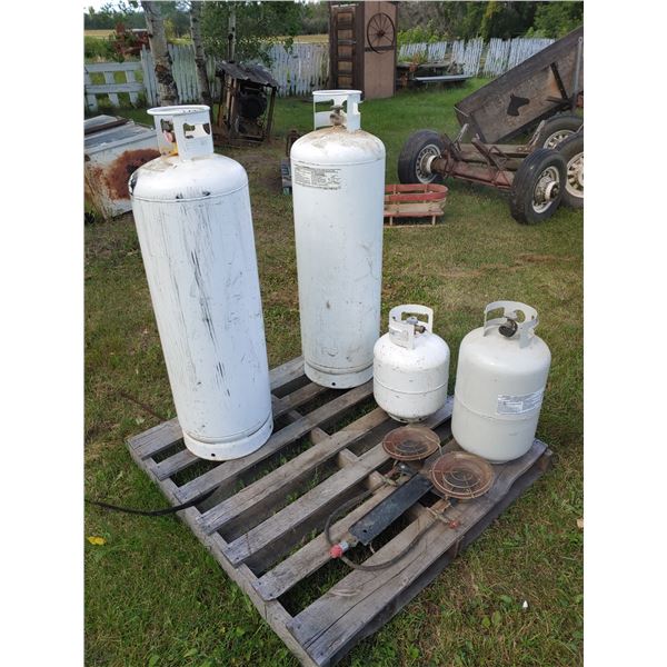 4 Propane tanks 1 Propane Heater
