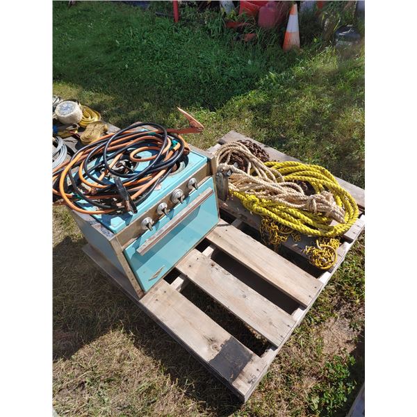 Mixed lot of rope, cables etc.
