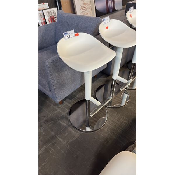 WHITE/CHROME PNEUMATIC SADDLE SEAT BAR STOOL