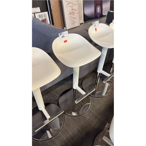 WHITE/CHROME PNEUMATIC SADDLE SEAT BAR STOOL