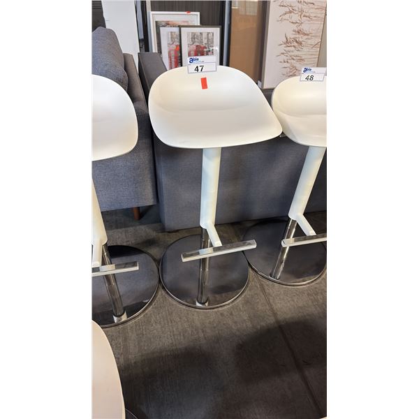WHITE/CHROME PNEUMATIC SADDLE SEAT BAR STOOL