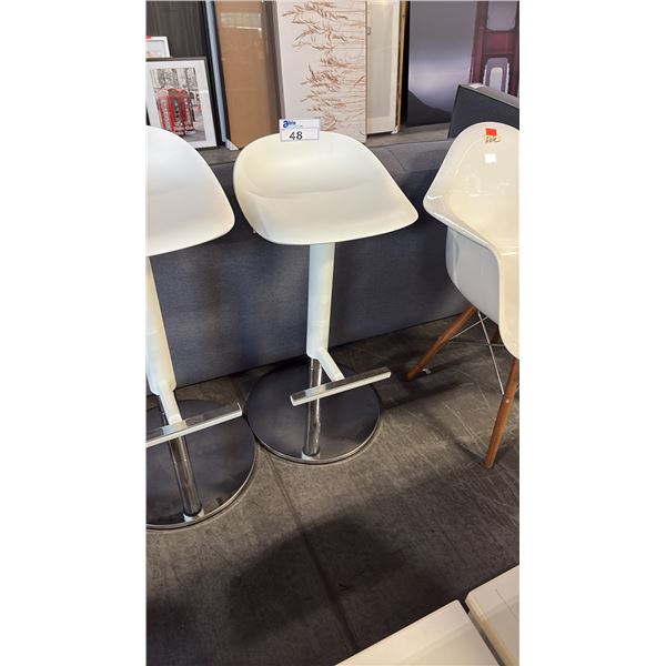 WHITE/CHROME PNEUMATIC SADDLE SEAT BAR STOOL