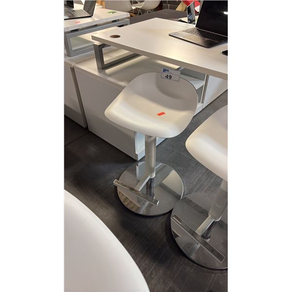 WHITE/CHROME PNEUMATIC SADDLE SEAT BAR STOOL