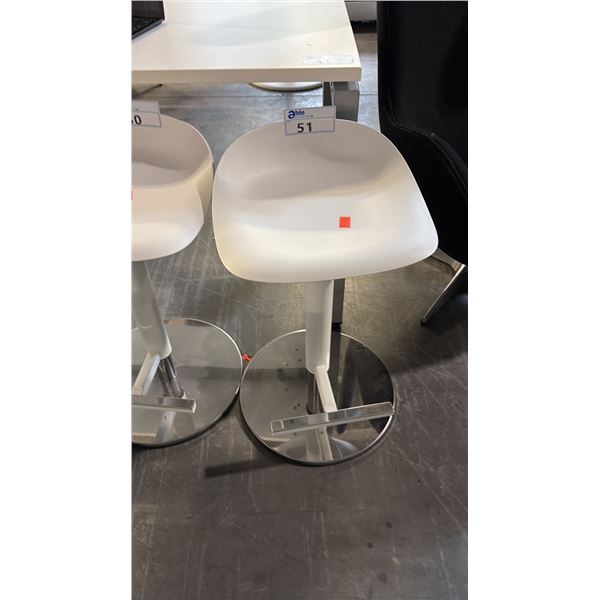 WHITE/CHROME PNEUMATIC SADDLE SEAT BAR STOOL