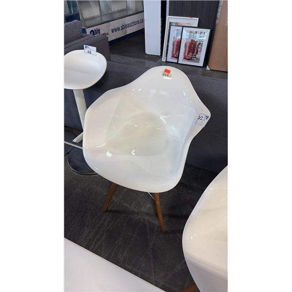 WHITE TUB STYLE CLIENT CHAIR