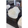Image 1 : WHITE TUB STYLE CLIENT CHAIR