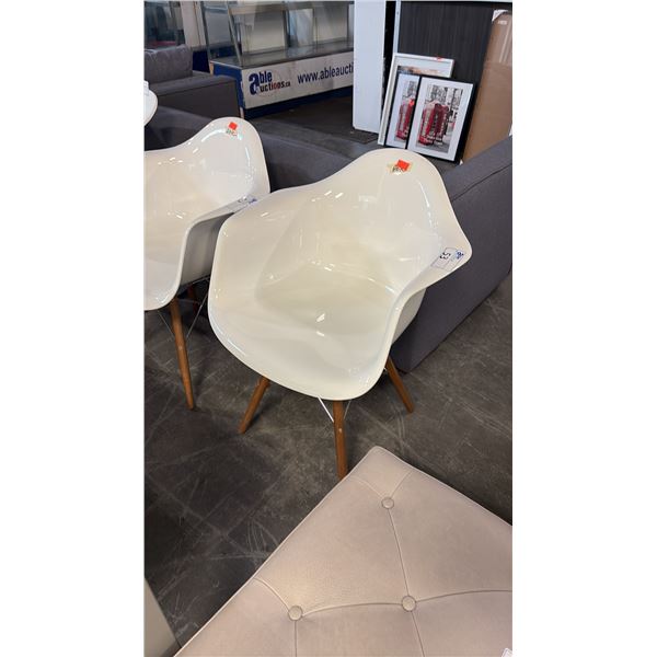 WHITE TUB STYLE CLIENT CHAIR