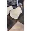 Image 1 : WHITE TUB STYLE CLIENT CHAIR
