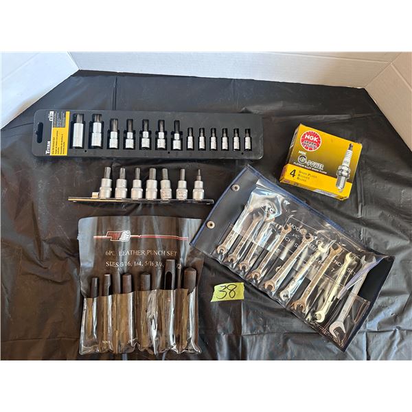 6 Pc leather punch set, sockets and combination wrenches