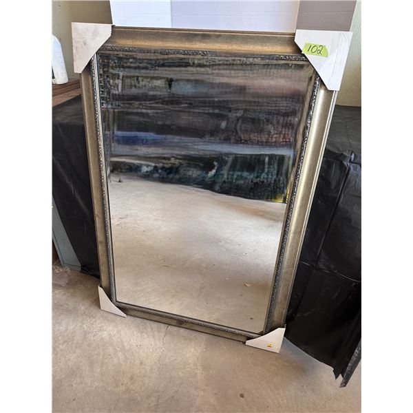 Large wall mirror wth beautiful frame (approx 2x3)