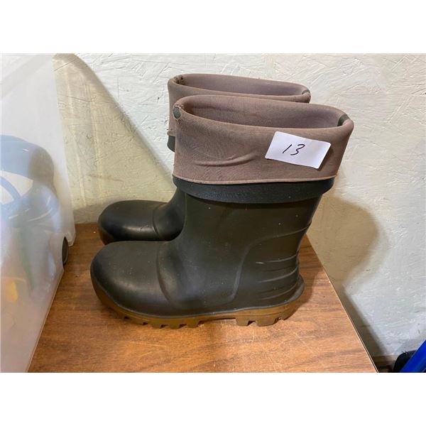 SIZE 11 RUBBER BOOTS