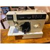 Image 1 : SINGER SEWING MACHINE