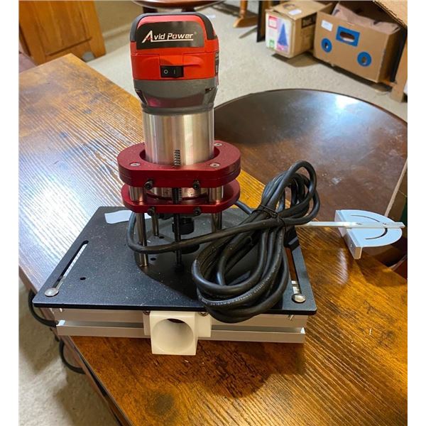 COMPACT ROUTER WITH BRACKET