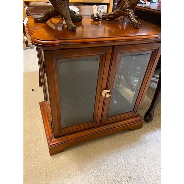 24IN WOODEN END STAND WITH GLASS DOORS