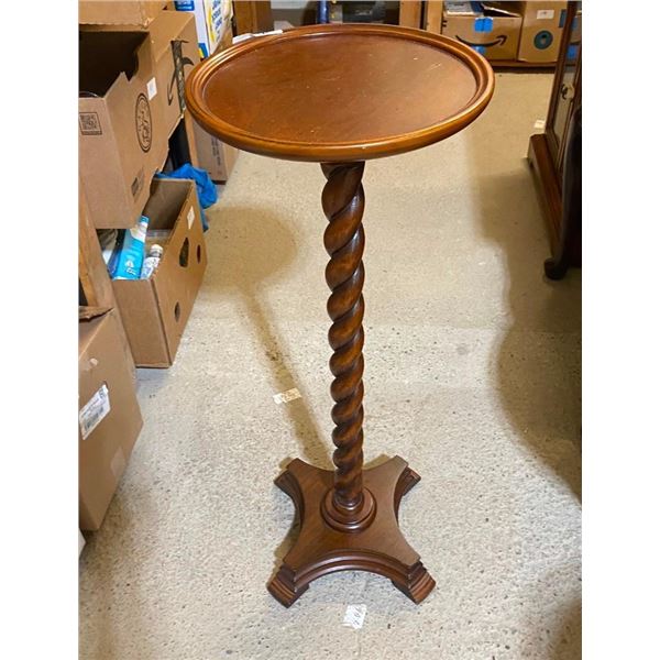 SMALL WOODEN FLOWER STAND