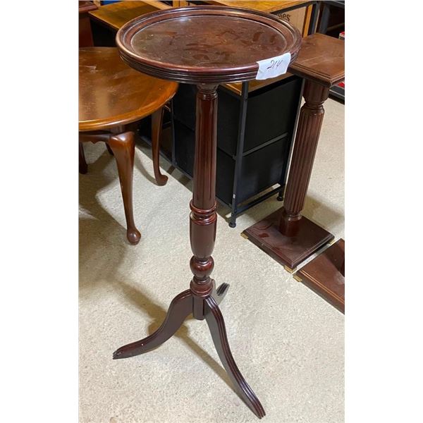 SMALL WOODEN FLOWER STAND